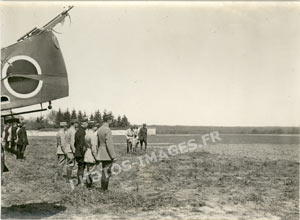 photo d'une remise de décoration sous un avion Voisin