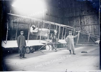 Avion Voisin photographié dans un hangar