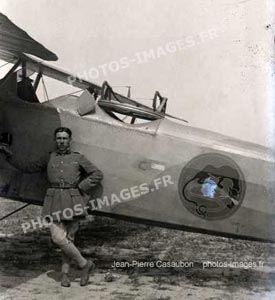 Pilote devant un avion Breguet 14  de la BR244 Leopard pendant la guerre de 14-18