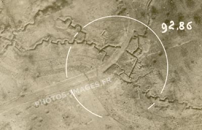Détail de la photo aérienne de l'ouvrage 92,86 sur la tranchée d'Enoch au Plateau de Loermont, Oise, guerre 1914-1918