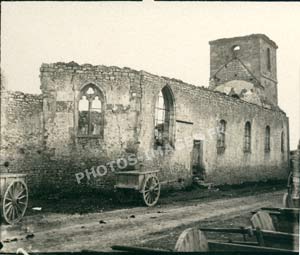 Photo de l'arrière de l'église au vaisseau détruit et charettes à Vaubécourt pendant la guerre de 1914-1918