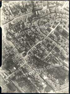 Photo verticale a&eacute;rienne de Verdun vue d'avion pendant la guerre de 1914-1918 