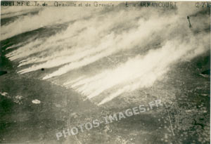 Photo aérienne des  panaches de gaz lachés sur les tranchées pendant la guerre de 1914-1918