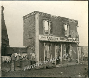 Photo d'un ancien café qui a changé de propriétaire mais gardé les marques de chacun : Kantine der Eisenb et Téléphone à Ham en 14-18