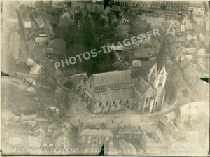 Photo aérienne de Nesle et la collégiale Notre Dame en 1917.