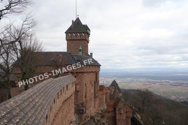 Le donjon du château du Haut-koenigsbourg et la plaine d'Alsace actuellement