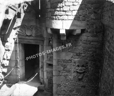 Porte et lion au Chateau Haut-koenigsbourg en photo ancienne