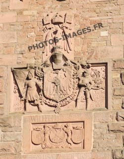 Photo récente du blason au dessus de la porte d'honneur du château du Haut-koenigsbourg