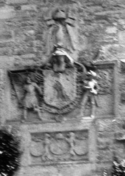 Photo ancienne du blason au dessus de la porte d'honneur du château du Haut-koenigsbourg