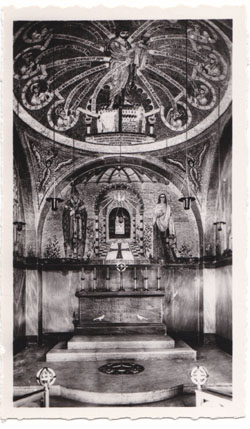 Dans la chapelle des Larmes des décorations et des mosaiques