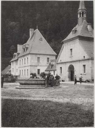 Ancienne photo de la cour d'honneur de la Grande Chartreuse en carte postale de 1935