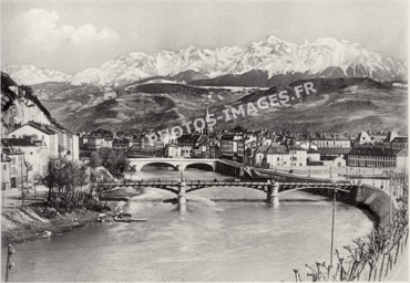 Photo de Grenoble ancien et la chaîne des Alpes