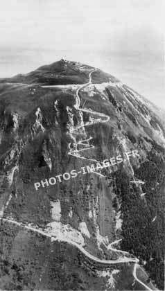 Le Puy-de-Dôme et la voie romaine sur une photo ancienne de 1930