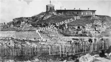 Le temple de Mercure et l'observatoire du Puy de Dôme sur une photo ancienne