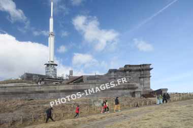 Le temple de Mercure et l'observatoire du Puy de Dôme sur une photo actuelle