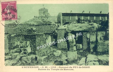 Le temple de Mercure et l'observatoire du Puy de Dôme sur une photo ancienne de 1930