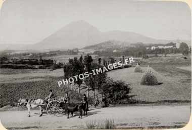 Le Puy-de-Dôme depuis Orcine sur une photo ancienne de 1910