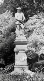 la statue au fond du jardin ancien de Sens