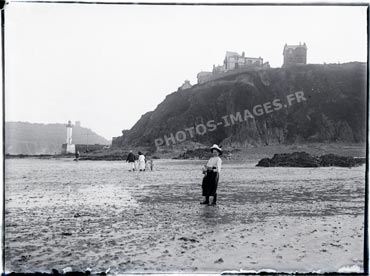 La falaise et le phare d'entrée du Légué, photo ancienne prise de la plage