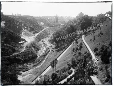 Les anciennes carrières au fond de la vallée du Gouët et l'ancienne gare en haut à droite ; vieille photo de 1911