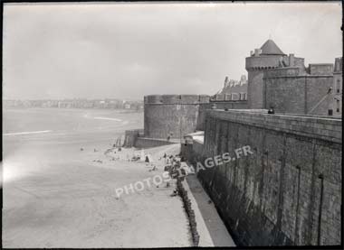 Photo ancienne de Saint-Malo et ses remparts au bord du Sillon