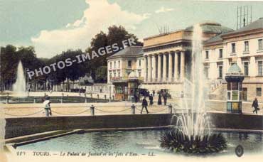 Les jets d'eau devant le palais de justice à Tours en photo