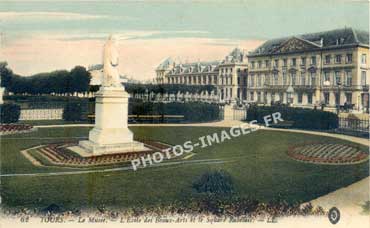 Photo de l'ancien achevêché de Tours transformé en musée, l'école des beaux arts et le square Rabelais