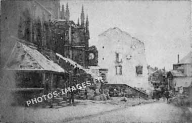 Vue ancienne d'une rue à Mézières après un bombardement en 1870
