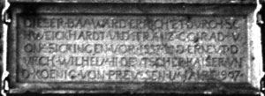 Le texte du blason au dessus de l'entrée