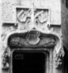 Le blason audessus de la porte d'accès à l'escalier