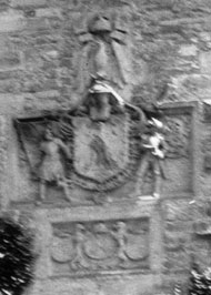 Le blason au dessus de la porte d'honneur du château du Haut-koenigsbourg