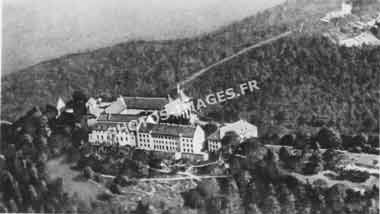 Photo ancienne de l'abbaye du Mont Sainte-Odile en Alsace vue d'avion