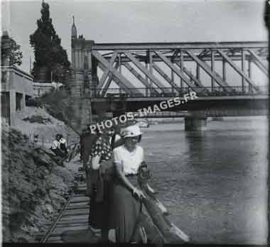 Photo ancienne avec des dames du pont de Kehl à Strasbourg en 1933