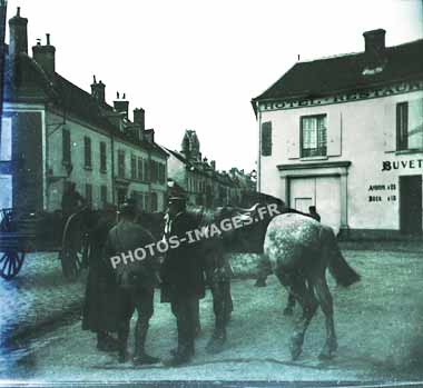 Photo ancienne d'un hôtel-restaurant sur une place de Dormans en 1914