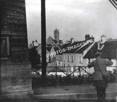 Photo ancienne d'un militaire sur un pont à Dormans en 1914