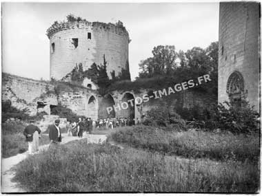 Photo prise de l'intérieure montrant l'entrée du Château de Coucy