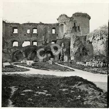 Photo ancienne depuis la cour intérieure du château de Coucy