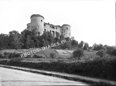 Façade ouest de la muraille du château avec le donjon de Coucy