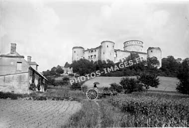Façade sud de la muraille du château avec le donjon de Coucy