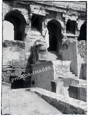 Détail des anciens portiques des arènes de Nîmes