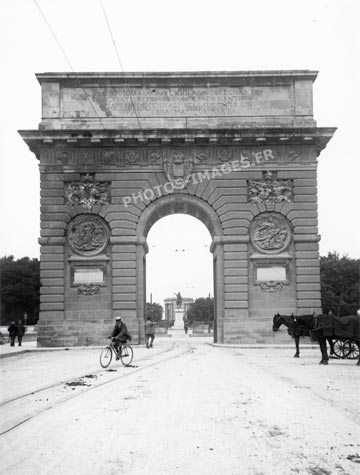 Photo ancienne de la porte du Peyrou en manière d'arc de triomphe, Montpellier