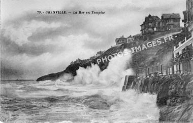 Les vagues déferlent sur le Plat Gousset à Granville en 1900
