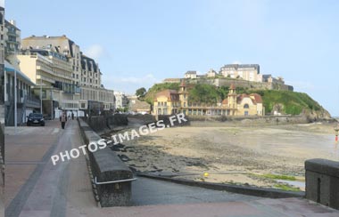 La plage à marée basse à Granville en photo actuelle