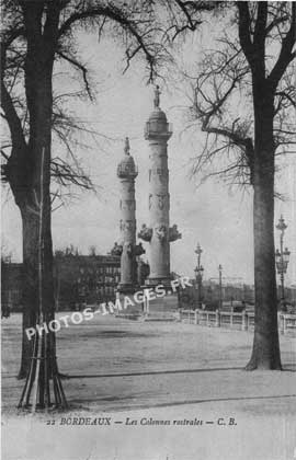 Les Colonnes Rostrales à Bordeaux en 1900 sur ancienne carte postale