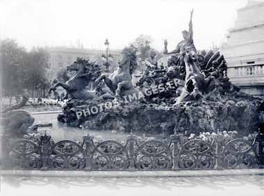 Les Girondins à Bordeaux fontaine ancienne sur un négatif verre 1910 13x18cm