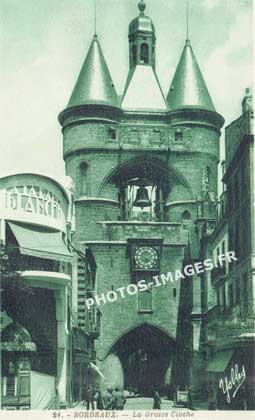 la Grosse Cloche de Bordeaux sur une ancienne carte postale de 1930