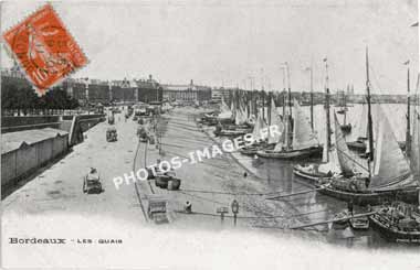 Les bateaux à voile à quai à Bordeaux en carte postale ancienne de 1900