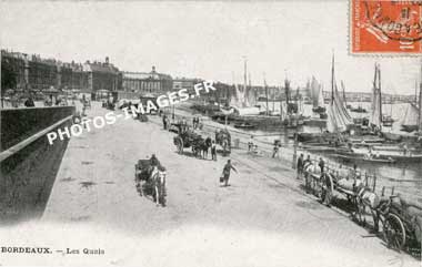 Les charettes sur les quais de Bordeaux en carte postale de 1900