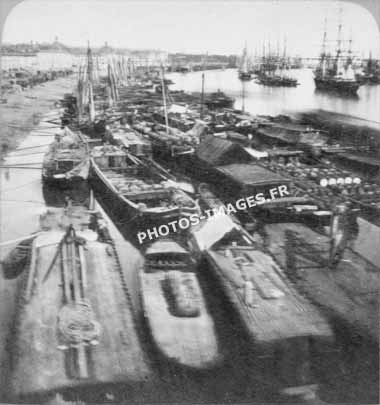 Les quais de la douane de Bordeax et la bourse en 1900