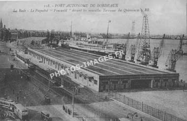 Le paquebot Foucault en rade de Bordeaux sur carte postale de 1900